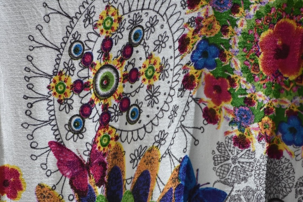 Ręcznie haftowane motywy na tkaninie